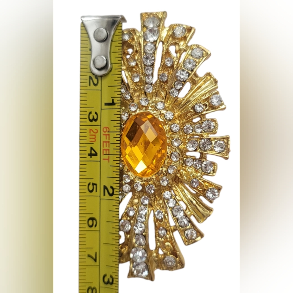 Vintage Gold broach oval-shaped accessory adorned with crystal rhinestones. - Picture 3 of 4